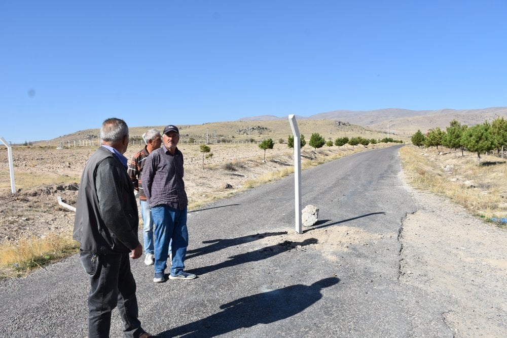 Niğde'de garip bir olay! Köy yolunu kapattı