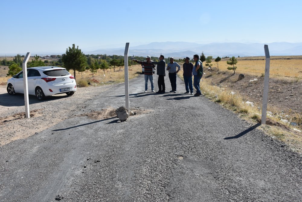 Niğde'de garip bir olay! Köy yolunu kapattı