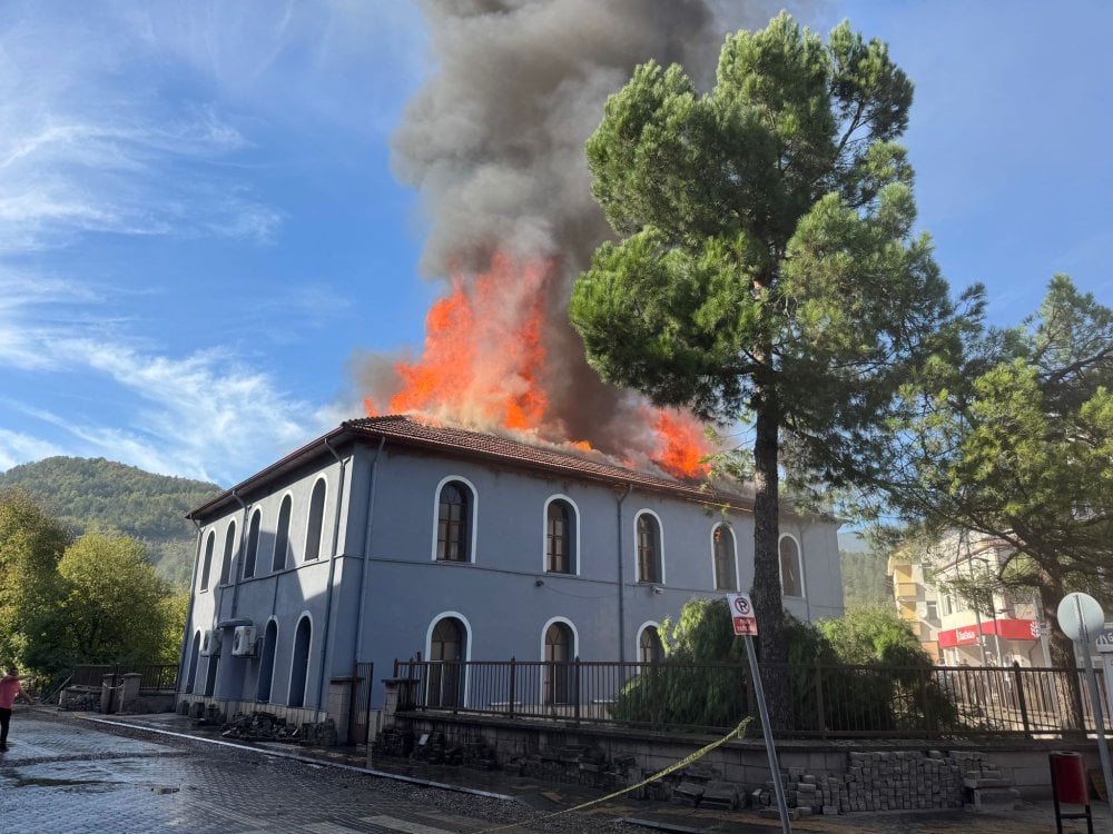 Bartın’da 564 yıllık tarihi cami alevlere teslim oldu