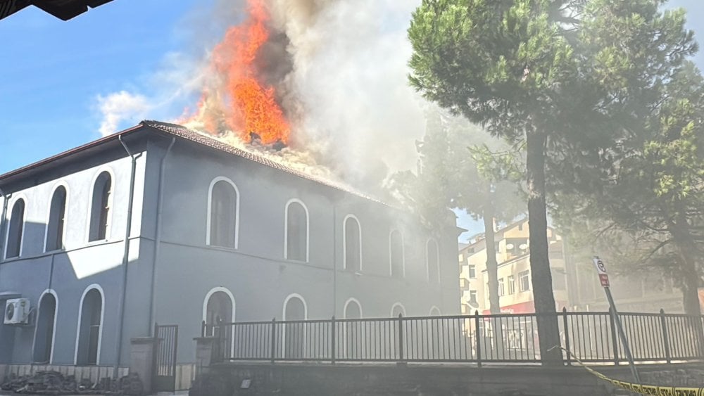 Bartın’da 564 yıllık tarihi cami alevlere teslim oldu