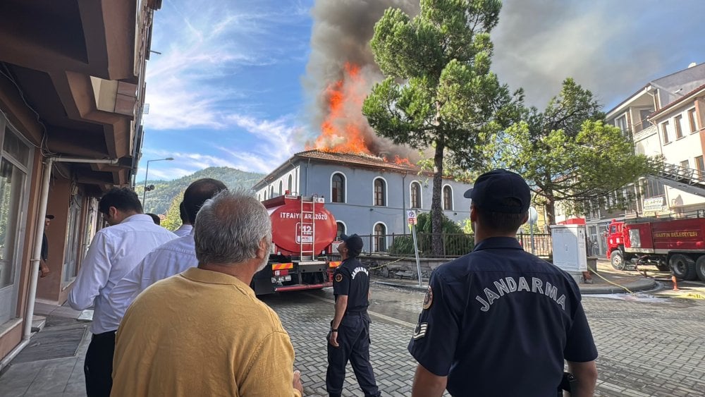 Bartın’da 564 yıllık tarihi cami alevlere teslim oldu