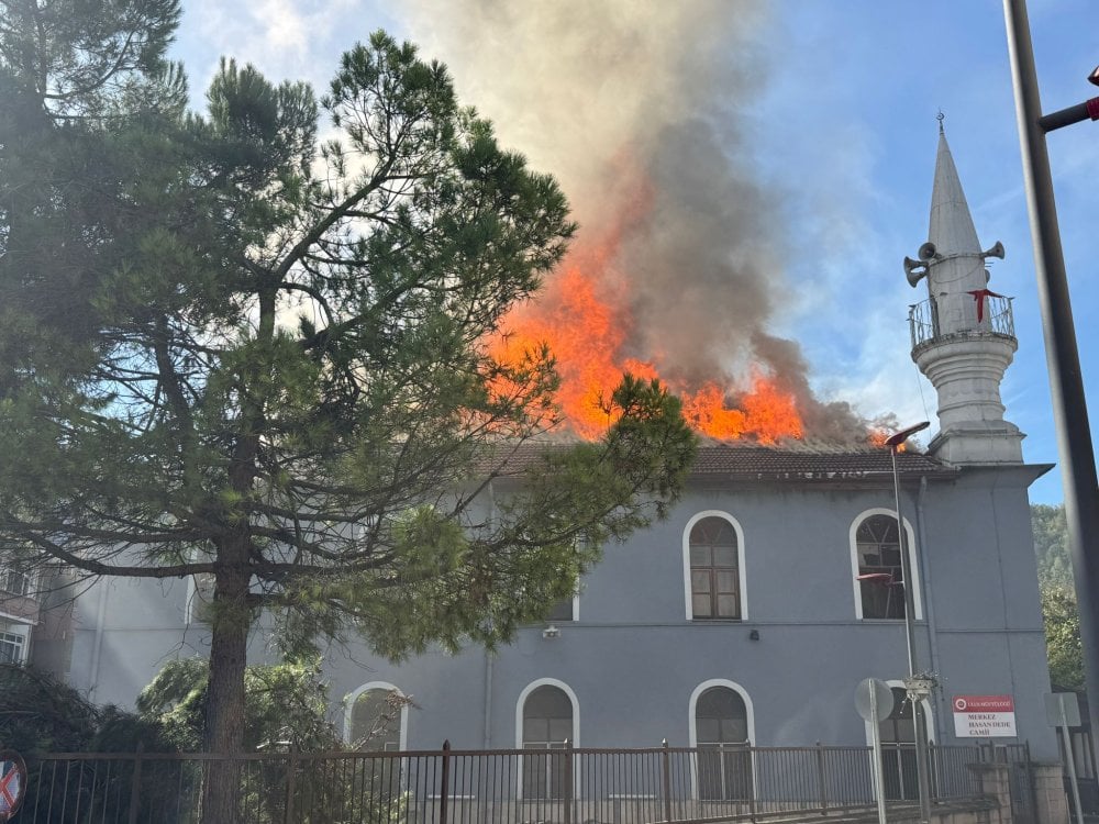 Bartın’da 564 yıllık tarihi cami alevlere teslim oldu