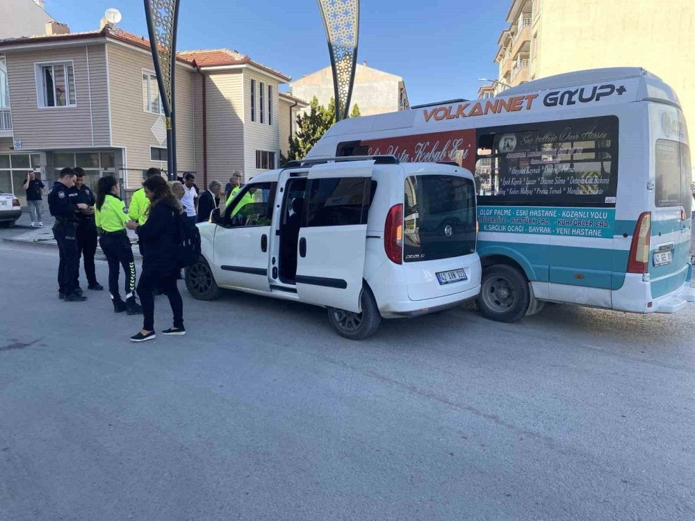 Konya'da dolmuş ile hafif ticari araç çarpıştı: 1 yaralı