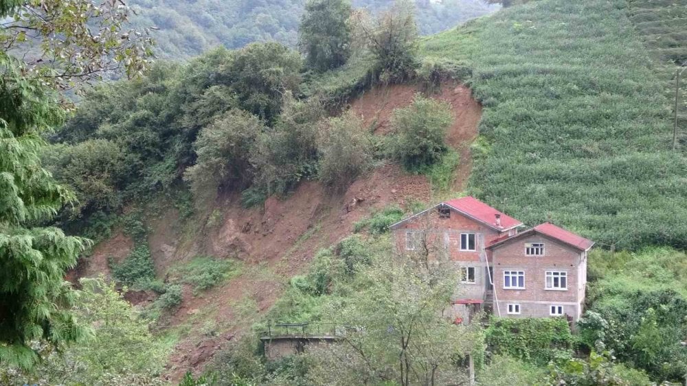 Of'ta komşusu komşu inadı! Heyelan yolu kapattı