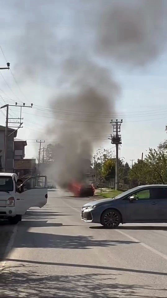 Sakarya’da seyir halindeki araç alev aldı