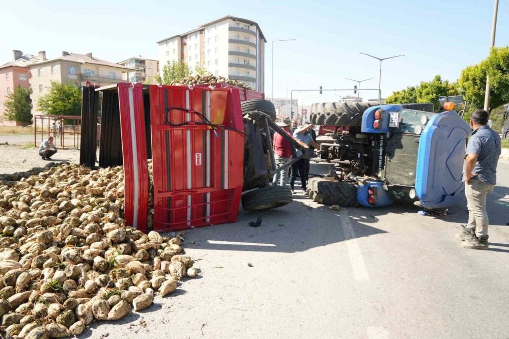 Şeker pancarı yüklü traktör devrildi