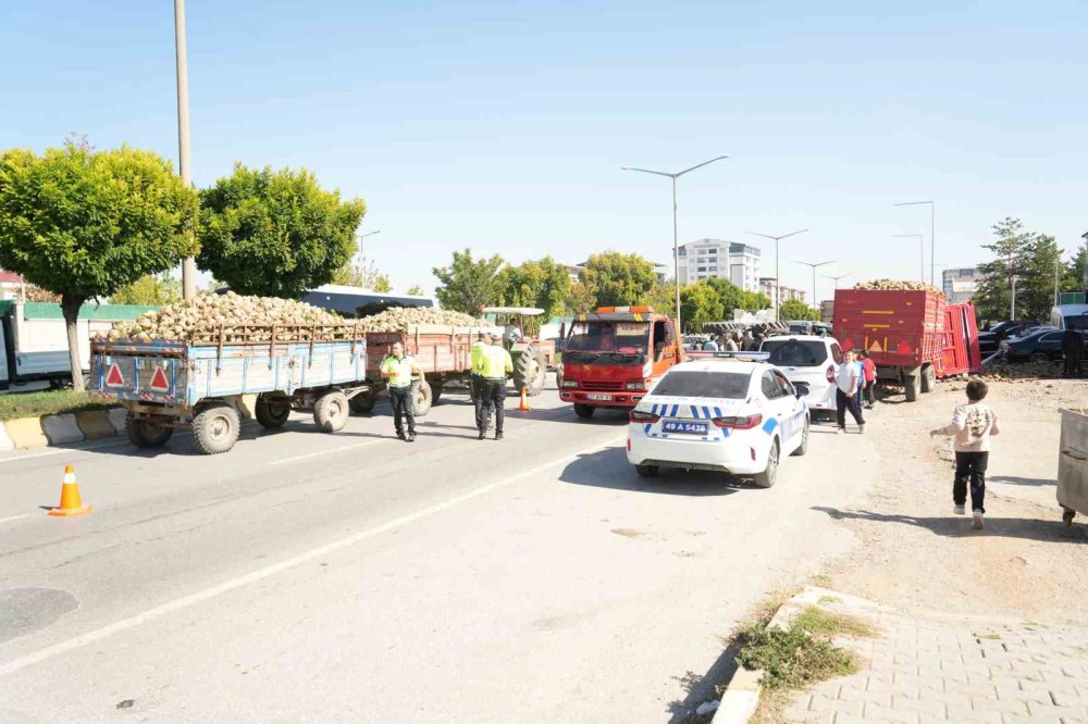 Şeker pancarı yüklü traktör devrildi