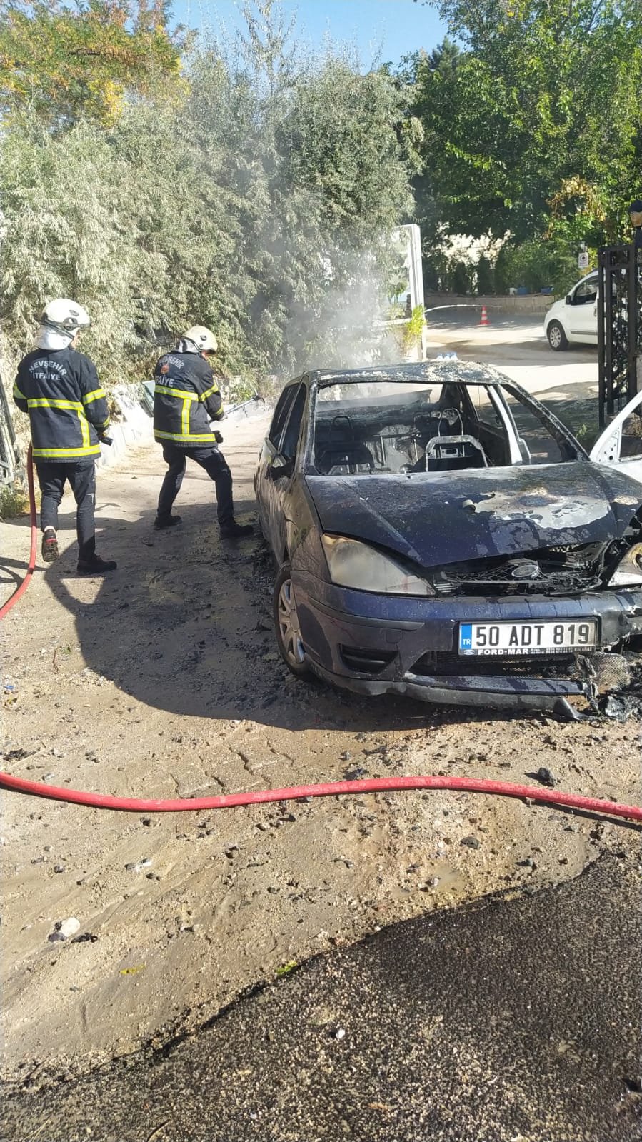 Seyir halindeki otomobil alev alev yandı