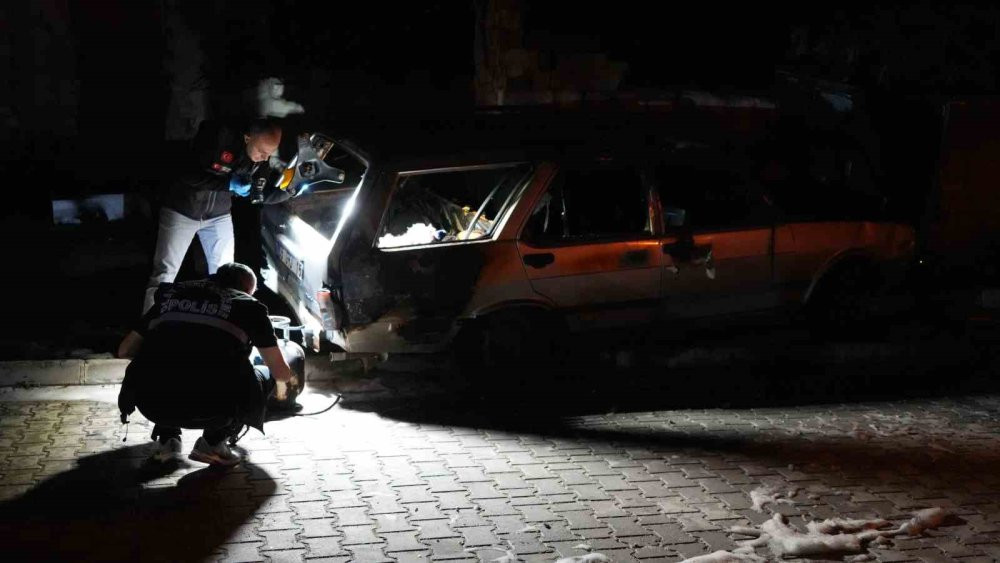 Araç alev aldı! Sürücü panik ile duvara çarptı