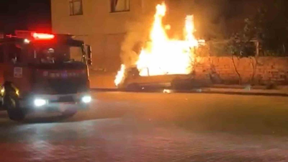 Araç alev aldı! Sürücü panik ile duvara çarptı