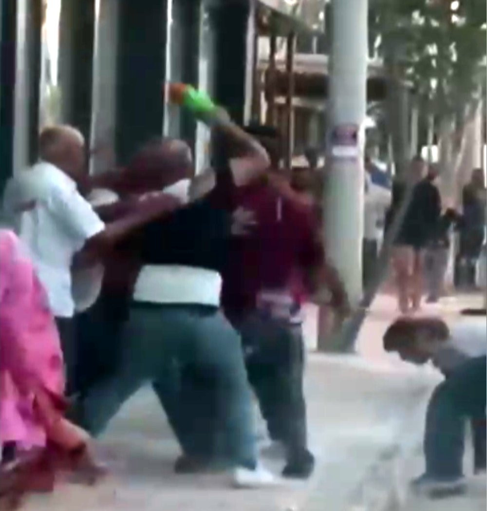 Sopa, demir terlikler havada uçuştu! Kavgaya karışan bir kadın "Polisi ara, polisi ara" dedi!