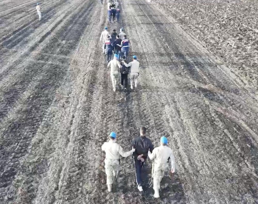 Jandarmanın "Dur" ihtarına uymayan göçmenler tarlada böyle yakalandı