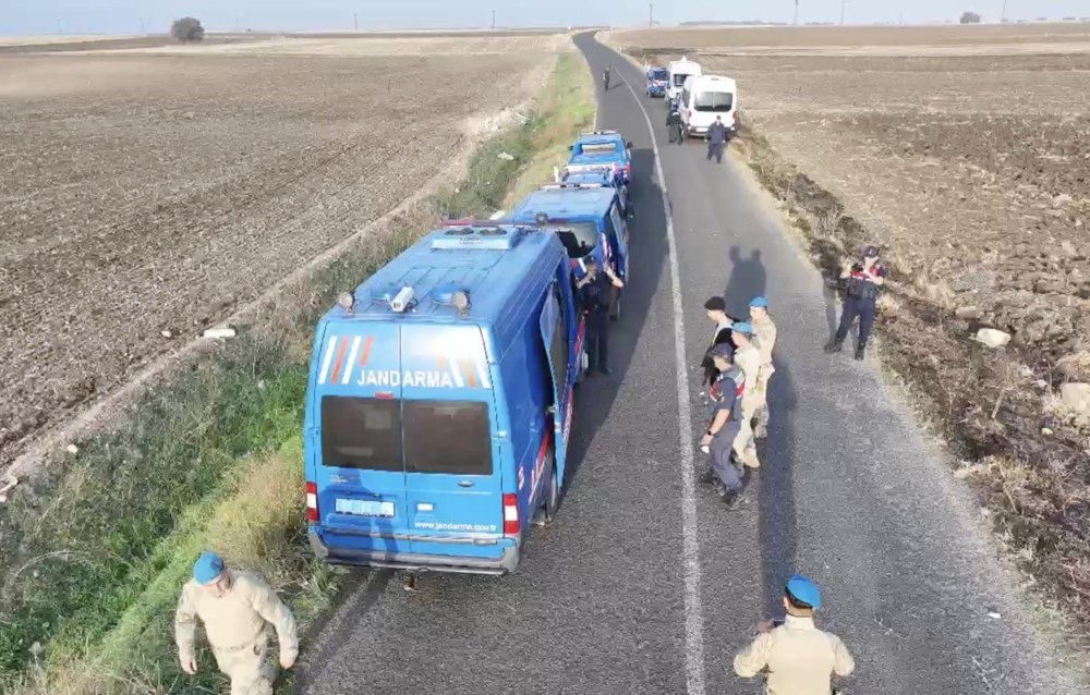 Jandarmanın "Dur" ihtarına uymayan göçmenler tarlada böyle yakalandı