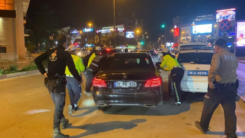 Uygulamadan kaçan sürücüyü polis havaya ateş açarak yakaladı