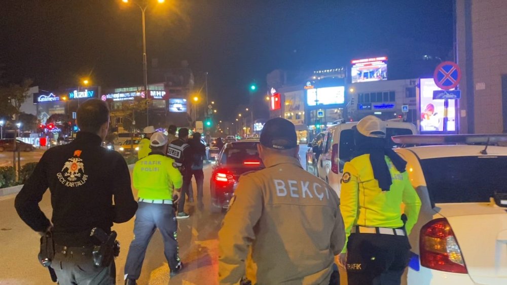 Uygulamadan kaçan sürücüyü polis havaya ateş açarak yakaladı