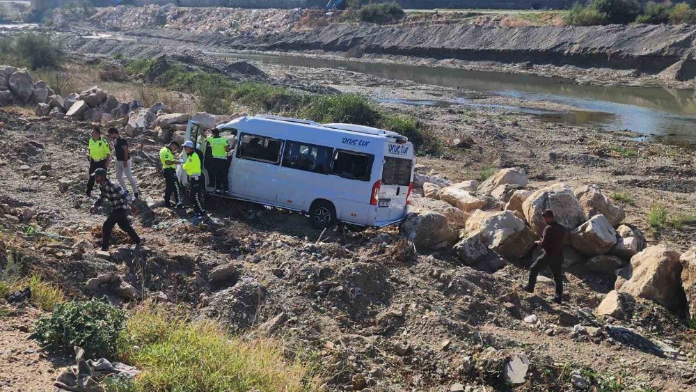 Bursa'da servis minibüsü takla attı