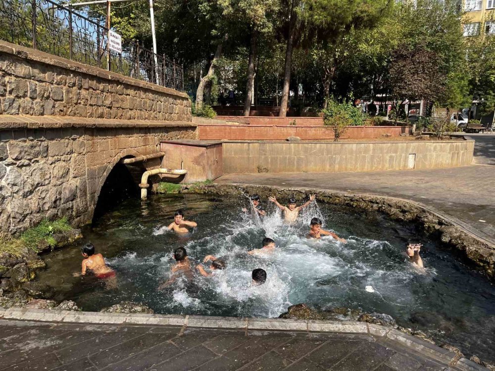 Diyarbakır’da çocuklar Anzele Suyu’na veda etti