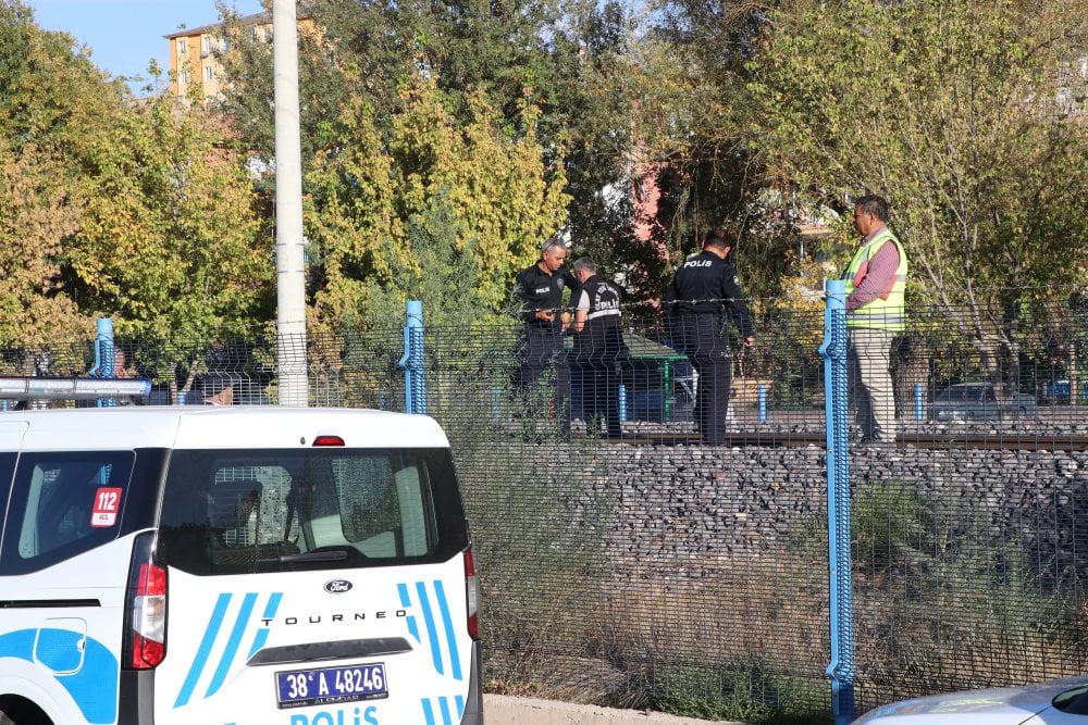 Kayseri'de yük treni çarptı! Olay yerinde öldü