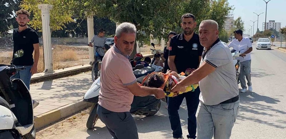 Motosiklet park halindeki motora çarptı: 3 yaralı