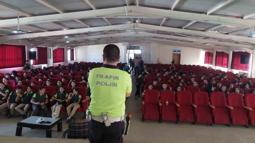 Ortaokul öğrencilerine emniyet güçlerinden eğitim semineri