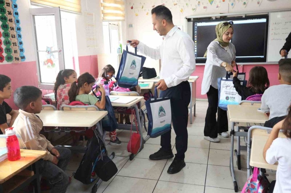 Şanlıurfa Eyyübiye’nin sıfır atık toplama aracı okullarda