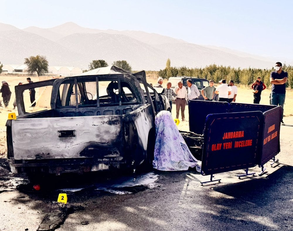 Antalya'da feci kaza! Çarpmanın etkisiyle motosiklet ile kamyonet alev aldı