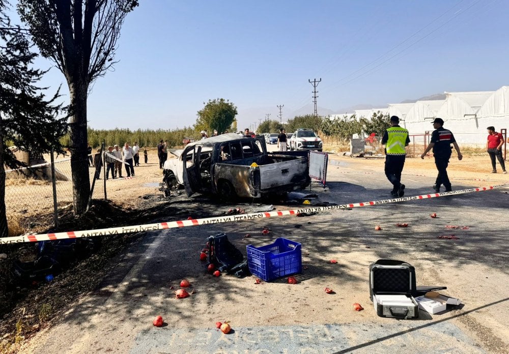 Antalya'da feci kaza! Çarpmanın etkisiyle motosiklet ile kamyonet alev aldı