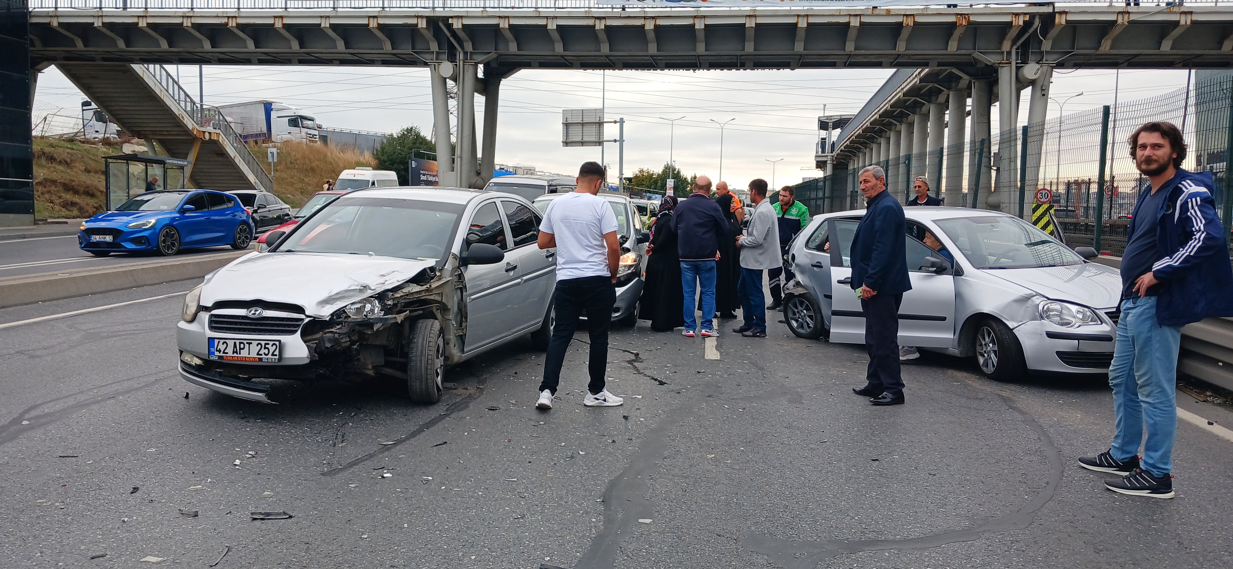 esenyurtta-trafik-aniden-durdu-4-arac-birbirine-girdi-yenicag-1.jpg