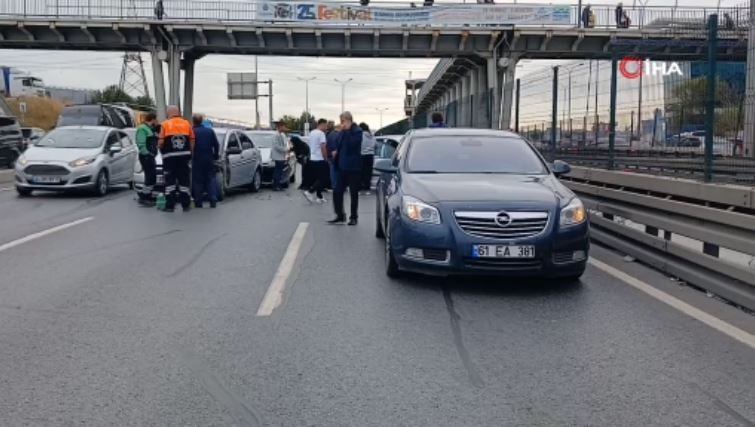 esenyurtta-trafik-aniden-durdu-4-arac-birbirine-girdi-yenicag-2.jpg