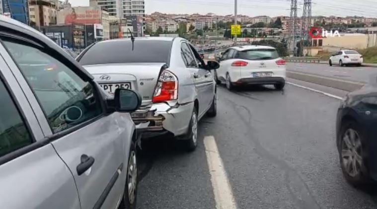 esenyurtta-trafik-aniden-durdu-4-arac-birbirine-girdi-yenicag-4.jpg