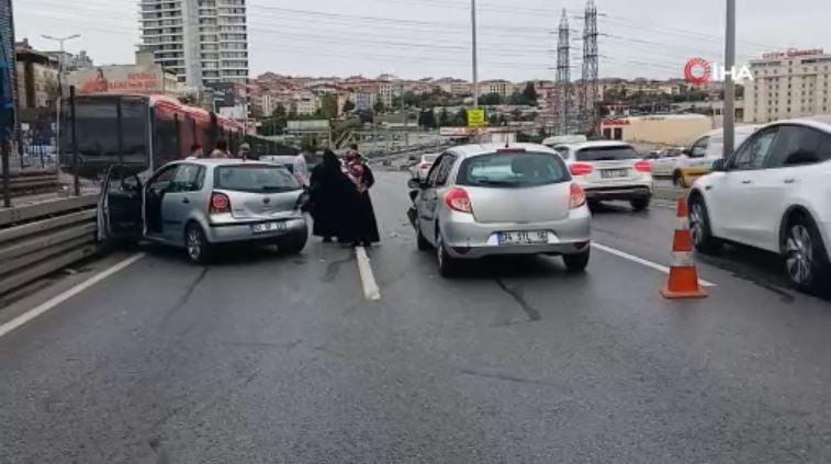 esenyurtta-trafik-aniden-durdu-4-arac-birbirine-girdi-yenicag-5.jpg