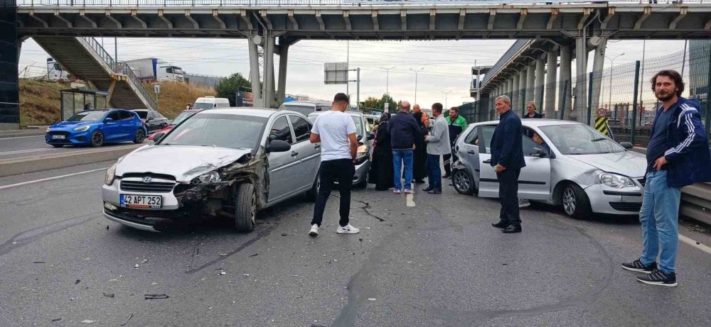 Esenyurt'ta trafik aniden durdu: 4 araç birbirine girdi