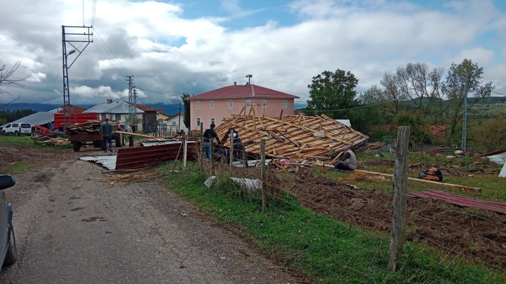 Fırtına Kastamonu'yu vurdu: Çatı başka bir evin üzerine uçtu