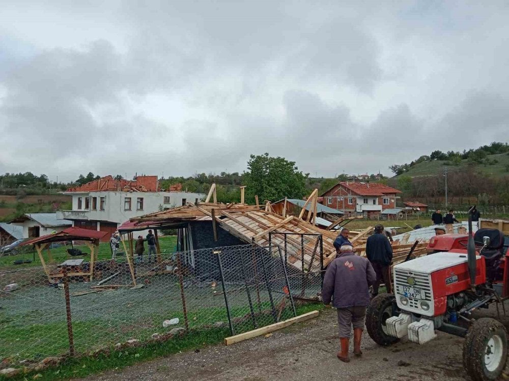 Fırtına Kastamonu'yu vurdu: Çatı başka bir evin üzerine uçtu