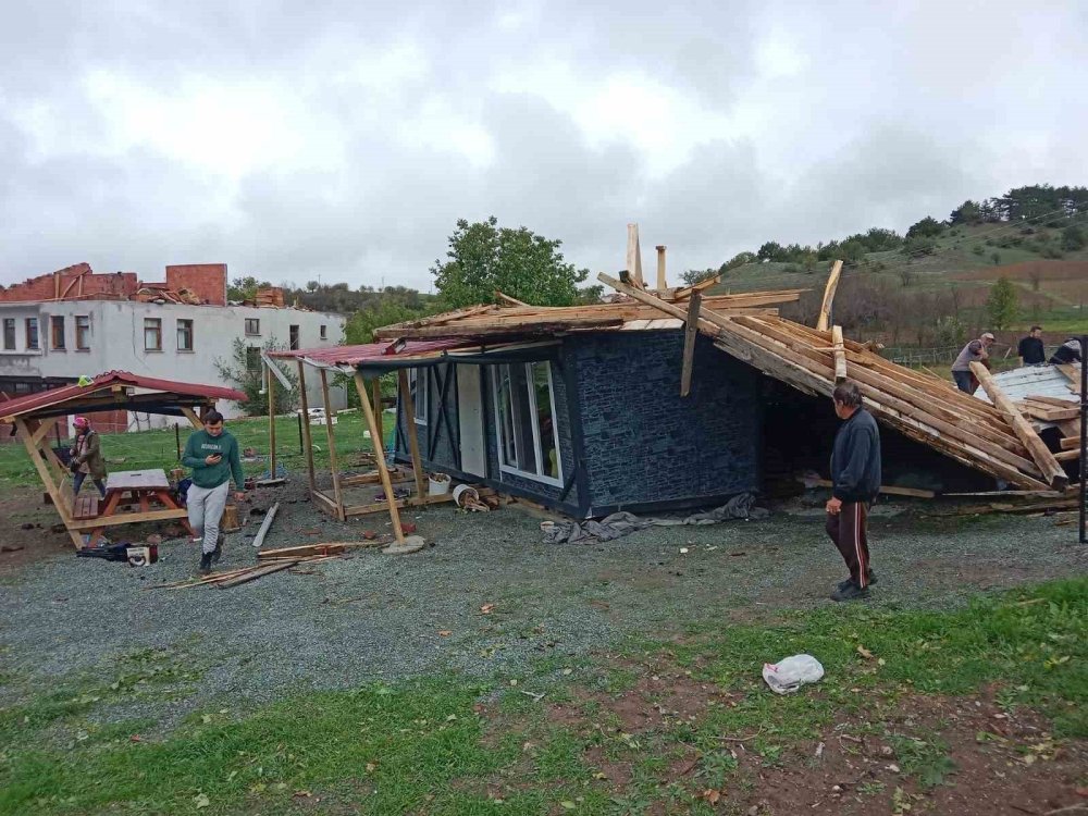 Fırtına Kastamonu'yu vurdu: Çatı başka bir evin üzerine uçtu