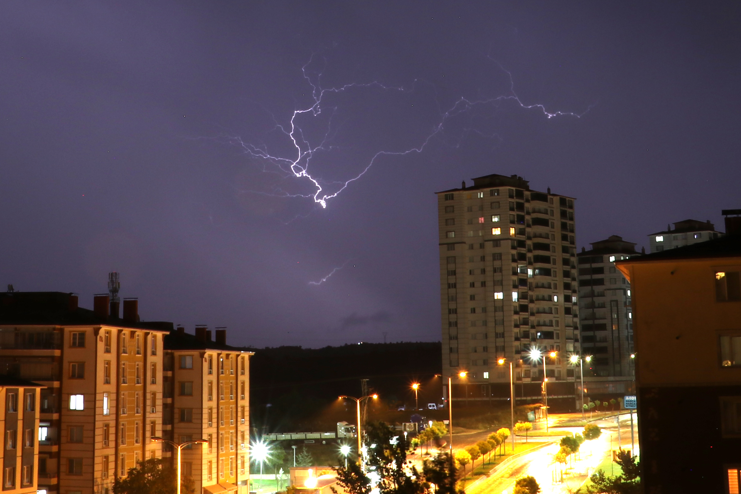 gece-bir-anda-gunduze-dondu-simsekler-kastamonuyu-boyle-aydinlatti-yenicag-3.jpg