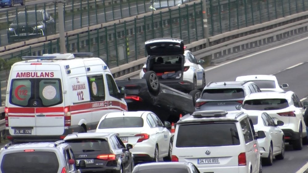 İstanbul- Şişli D-100'de kontrolden çıkan otomobil ters döndü