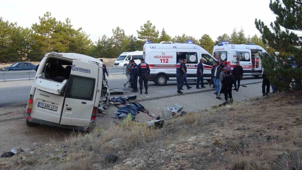 Karaman’da tarım işçilerini taşıyan minibüs devrildi: Çok sayıda yaralı var