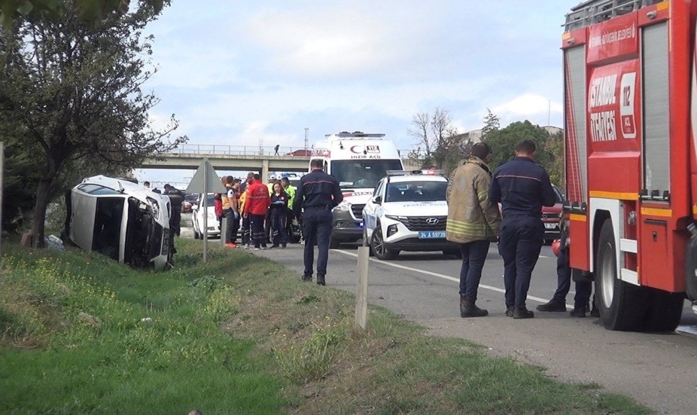 Silivri'de kaza yapan 2 otomobil takla attı; 2 yaralı