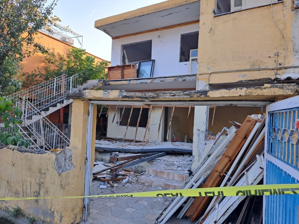 Balkon faciası! Baba ve oğlu can verdi