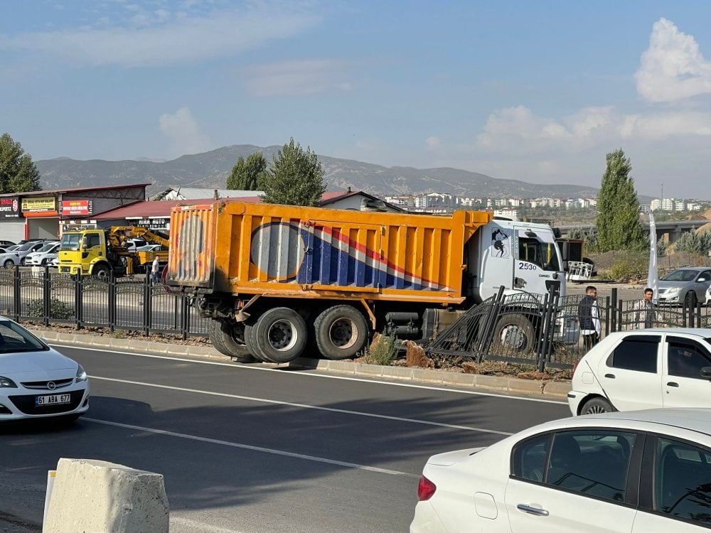 Bingöl'de kamyon refüje çıktı!