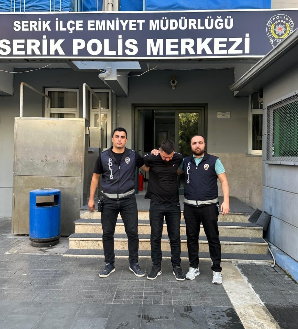 Eczaneden çaldı kafede otururken yakalandı! Hırsız suç makinesi çıktı