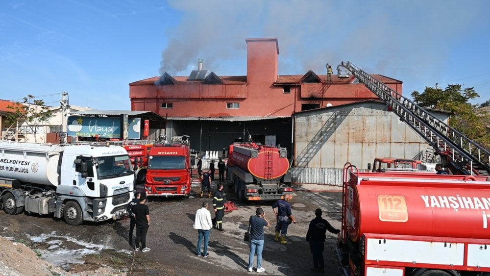 Kırıkkale'de kontrol altına alınan atölyedeki yangın yeniden alevlendi