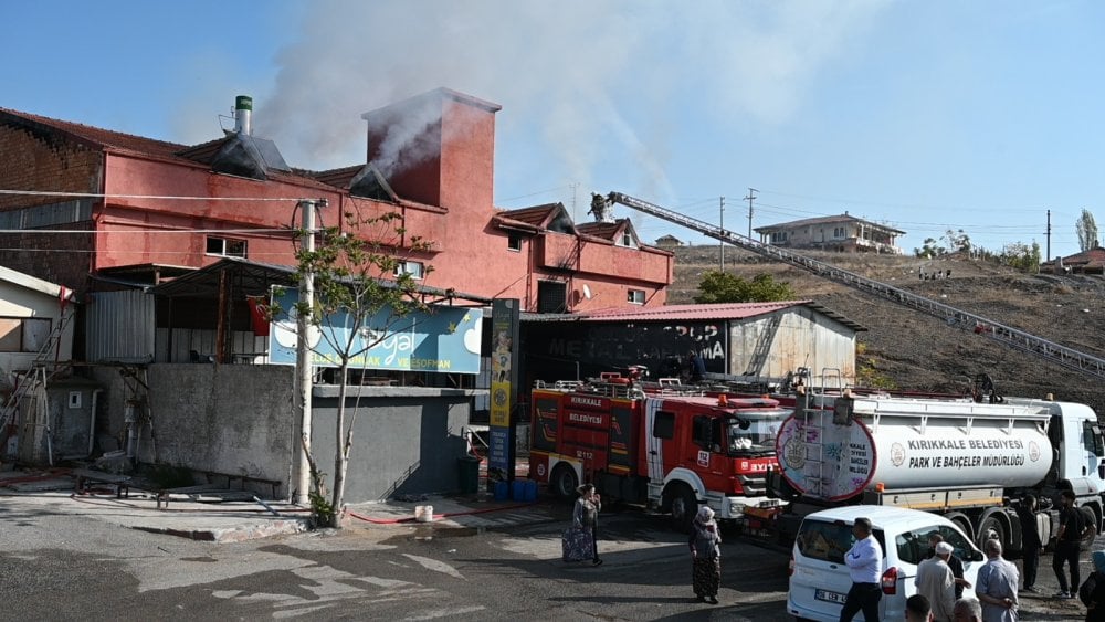 Kırıkkale'de kontrol altına alınan atölyedeki yangın yeniden alevlendi