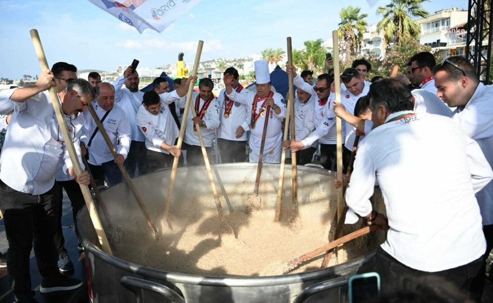 Kuşadası Sokak Festivali'nde 5 bin kişilik keşkek yapıldı