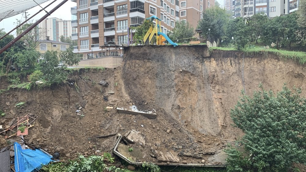 Rize’de, heyelan! Sitenin istinat duvarı çöktü