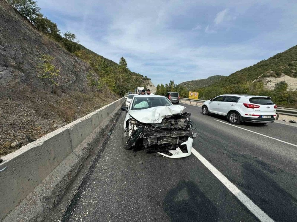 Bilecik’te 2 araç kafa kafaya çarpıştı, 2 kişi yaralandı