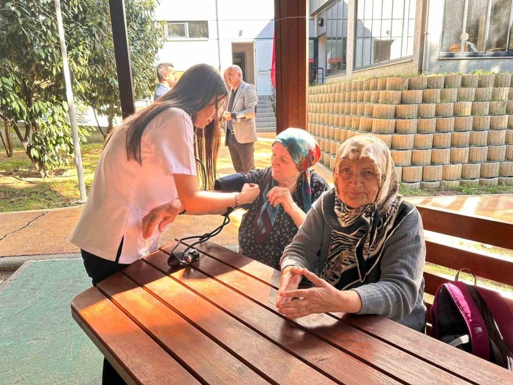 Lise öğrencilerinden huzurevi sakinlerine sağlık taraması