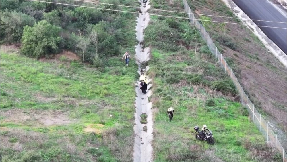 Motosikletliler kaçtı polis kovaladı! Kovalamaca saniye saniye görüntülendi