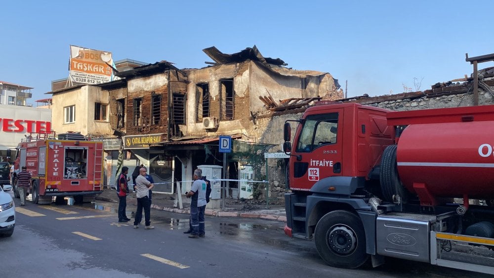 Osmaniye'de tarihi konak ve 3 iş yeri yandı